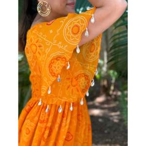 Robe longue élégante asymétrique en georgette orange Bandhani Style De Mison, coupe trapèze, taille élastique, imprimé dessiné à la main, pièce unique - Product Image 1