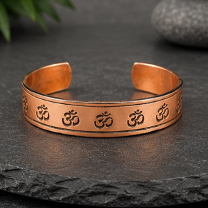 Bracelet manchette ouverte spirituel en cuivre pur fait main de luxe, gravé du symbole Om, design en relief, cadeau exquis – Créations Antiques - Product Image 1