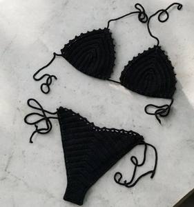 Ensemble de bikini brésilien crocheté avec pompons et perles - Product Image 1