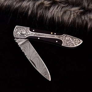 Navaja Plegable Hecha a Mano con Mango de Madera Grabado y Hoja de Acero de Damasco para Camping, Supervivencia, Uso Diario y Cocina - Product Image 1