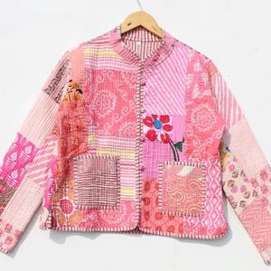 Nouvel arrivage de manteaux matelassés à imprimé floral avec patchwork, vestes indiennes faites à la main, veste matelassée bohème pour femmes - Product Image 1