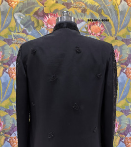 Sherwani de Tela TR Lachka Negro Marfil con Bordado de Diamantes en Forma de Rejilla, Borde Arqueado Herencia y Adornos de Cuentas Plateadas - Product Image 3