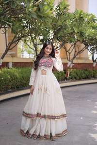 Lehenga festif en coton Kora brodé avec travail de miroirs Gamthi, Gota Patti et shrug de créateur - Product Image 4