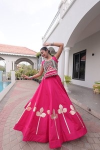 Elegante Conjunto de Lehenga de Seda Romana Completamente Cosido con Bordado Pan Patti Gota y Top de Encaje con Espejos de Diseño - Product Image 3