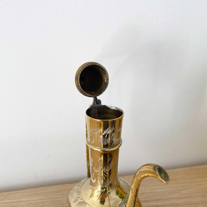 Carafe classique en laiton conique avec gravure florale, bec long et courbé, pichet à eau traditionnel, carafe décorative en métal - Product Image 5