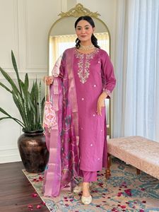 Conjunto de dupatta de viscosa magenta con bordado chanderi y estampado Teby para mujer, de moda, a un precio asequible. - Product Image 3
