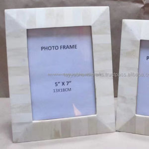 Cadre photo vintage intemporel en os incrusté d'agate, fabriqué par Tayyab Handicraft - Product Image 1