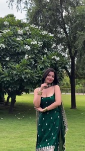 Conjunto de Saree de Chifón Verde Sólido para Mujer con Top Largo Bordado, Cuello Cuadrado, Sin Mangas, Elegante Atuendo de Verano de Secado Rápido - Product Image 3