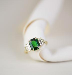 แหวนหมั้นเพชร CZ สีเขียวทรงเอเมอรัลด์ ตัวเรือนทองคำขาว 14K ประดับเพชรทรงบาแกตต์ด้านข้าง แหวนแต่งงานสุดหรูสำหรับเจ้าสาว - Product Image 3