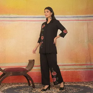 Ensemble deux pièces en coton brodé de fleurs noires pour femmes, col chemise, manches trois quarts, coupe ample, décontracté, élégant, à porter toute l'année - Product Image 4
