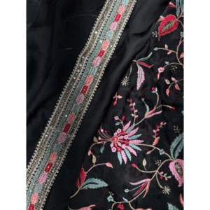 Hermoso Sari Negro para Fiestas con Lentejuelas, Bordado, Borde de Encaje y Estampado Floral para Mujeres Elegantes, 100% Poliéster - Product Image 2