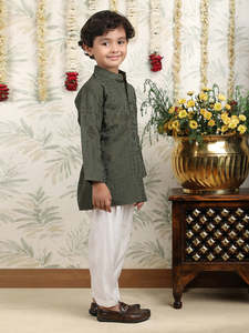 Niño con kurta y pijama tradicionales, de brazos cruzados, fondo festivo con decoración floral, retrato de niño sonriente - Product Image 3