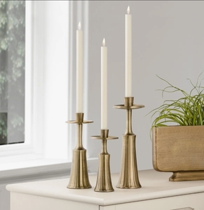 Chandelier en laiton antique cannelé pour bougies coniques, écologique et durable, idéal pour centre de table et décoration intérieure - Product Image 2