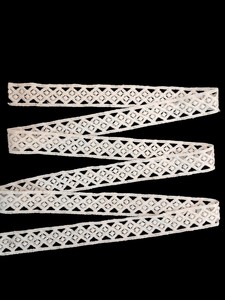 ลูกไม้โพลีเอสเตอร์สีขาวคุณภาพพรีเมียม – ริบบิ้นลูกไม้ลายเพชรเรขาคณิตพร้อมจุดประดับสำหรับเสื้อผ้า - Product Image 2