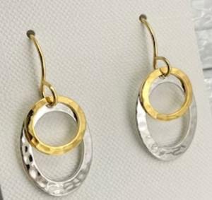 Pendientes de latón martillado ligeros de la mejor calidad, joyería boho moderna para uso universitario, disponibles para la venta - Product Image 5