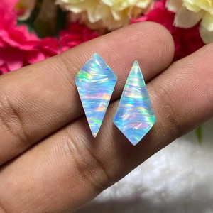Opale Aurora synthétique + Opale doublette cabochon en cristal blanc, à changement de couleur irisé et effet feu, incrustable, compatible DIY - Product Image 1
