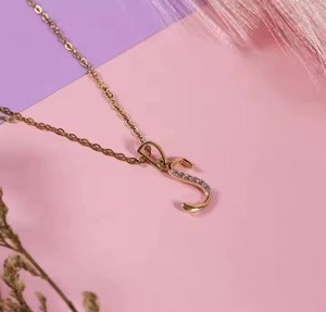 Collar con Colgante de Letra S Chapado en Oro Rosa con Circonitas Cúbicas Engastadas, Cadena Clásica Trenzada Estilo Singapur, Joyería Unisex - Product Image 3