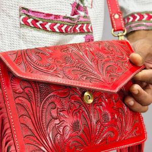Bolso de Hombro Bohemio de Cuero Genuino Rojo con Decoración de Borlas y Correa Individual - Product Image 4