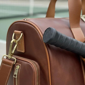 Organizador de palas de pickleball de cuero hecho a mano con correa de hombro ajustable y múltiples compartimentos de almacenamiento a precio de mayorista - Product Image 2
