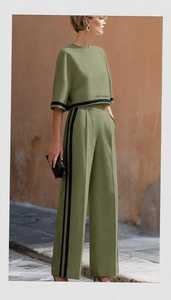 Conjunto de 2 Piezas para Mujer en Verde Oliva, Top Holgado con Cuello Redondo y Pantalones Anchos con Rayas Laterales - Product Image 2