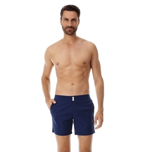 Shorts de plage pour homme, bleu marine uni, séchage rapide, taille mi-haute, taille élastique avec poches, en polyester tissé, pour la natation - Product Image 1