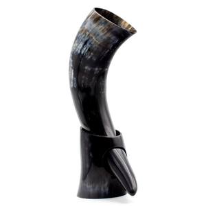 Mug à boire en corne de viking classique fait main, de haute qualité, durable, artisanal, avec support en bois pour bière, vin, hydromel - Product Image 1