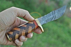 Cuchillo de Camping de Acero de Damasco Personalizado OEM – Cuchillo de Caza de Hoja Fija Hecho a Mano con Guarda de Latón y Funda de Cuero - Product Image 5