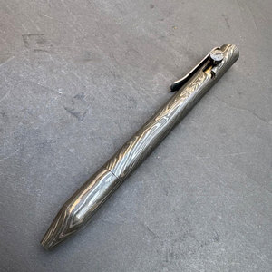 Bolígrafo de Escritura de Lujo con Patrón Damasco, Hecho a Mano, de Metal, para Profesionales Ejecutivos y Regalos Promocionales - Product Image 1
