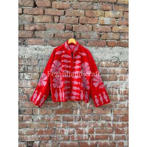 Chaqueta Suzani de terciopelo rojo, chaqueta con bordado uzbeco, abrigo corto hecho a mano para invierno, chaqueta de fiesta para mujer - Product Image 4