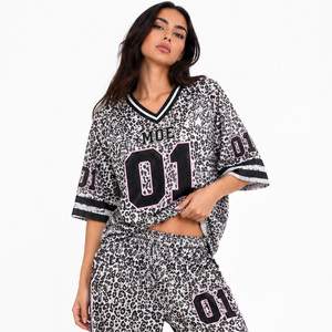 Maillot de football américain surdimensionné en maille respirante à imprimé guépard personnalisé, coupe ample à épaules tombantes, style athleisure à imprimé animal, très demandé - Product Image 1