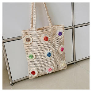Mejora tu colección de accesorios con esta bolsa de hilo natural premium diseñada con margaritas multicolor y correas para el hombro. - Product Image 4