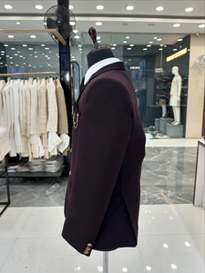 Traje de Blazer Bordado Color Vino Oscuro para Hombre – Esmoquin de Diseñador para Bodas y Fiestas con Bordado Metálico y Broche de Cadena - Product Image 4