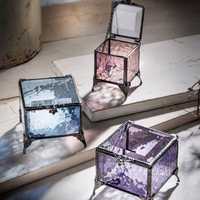 Boîte à bijoux en verre avec cadre doré géométrique et couvercle à chaîne pour ranger colliers et bagues, idéale pour la coiffeuse.