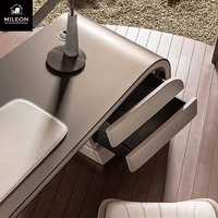 Bureau de style postmoderne italien léger, luxueux et minimaliste en bois massif, bureau d'ordinateur personnalisable de forme irrégulière