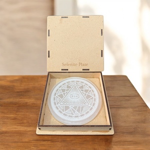 Plaque de recharge en sélénite gravée motif lune sacrée, forme ronde, 8-15 cm, vente en gros, de Muntaha Agate. Achetez de la sélénite de qualité supérieure. - Product Image 6