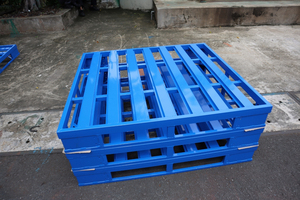 Paleta de acero construida con un marco resistente y alta capacidad de carga, adecuada para operaciones de almacenamiento, manipulación y transporte. - Product Image 2