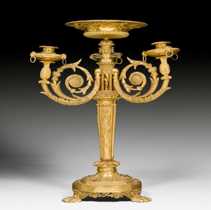 Superbe paire de chandeliers hauts noirs et dorés avec colonnes cannelées et détails floraux, disponible à prix de gros. - Product Image 4