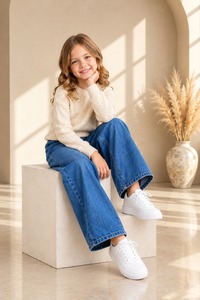 Jeans unisexes pour enfants à jambes larges, bleu foncé, tissu denim durable, coupe confortable, style décontracté tendance, disponible à la vente - Product Image 3