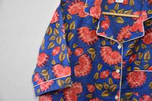 Conjunto de Pijama de Algodón Estampado a Mano en Azul Índigo para Mujer, Camisa de Manga Corta con Botones y Pantalones Cortos a Juego con Estampado Floral Tropical, Ideal para el Verano - Product Image 3