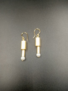 Boucles d'oreilles pendantes plaquées or Amaira Jewels, design boule imitation perle, style classique, bijoux unisexes, boucles d'oreilles à perles, perle naturelle - Product Image 1