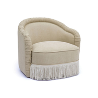 Fauteuil rembourré moderne en tissu beige avec détails frangés, meubles de salon, style design contemporain