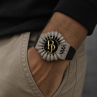 Montre-bracelet de luxe à quartz analogique avec boîtier en acier inoxydable, lunette incrustée de diamants en verre, design à pointes, bracelet en caoutchouc noir, jour/date 10