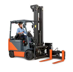 Montacargas con torreta Core Electrics con capacidad de elevación de 2,500 lb para apilamiento en ángulo de 90 grados en pasillos estrechos de alta densidad - Product Image 2