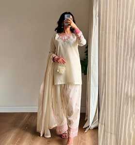 Ensemble de sharara pakistanais traditionnel de créateur, richement brodé, en magnifique tissu georgette avec travail de sequins, nouveauté pour les mariages et fêtes d'hiver - Product Image 1