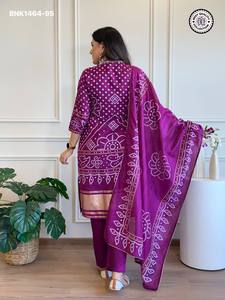 Conjunto de Kurti-Pantalón-Dupatta Morado Recto de Viscosa de Excelente Calidad con Estampado Posicionado y Bordado, Listo para Usar, Moda Femenina - Product Image 5