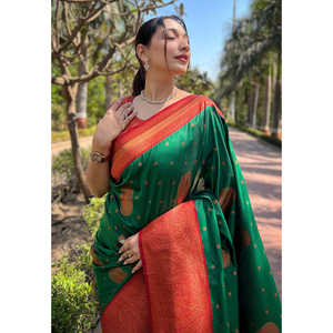 ชุดราตรีผ้าไหมสีเขียวเนื้อนุ่มลายทอหรูหราประดับด้วยดิ้นทองคำ - Product Image 2