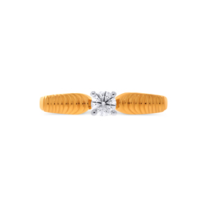 Bague Halo en Or Jaune Exquise avec un Diamant Central Entouré de Pierres Plus Petites, Bague en Or Jaune de Première Qualité avec Trois - Product Image 3
