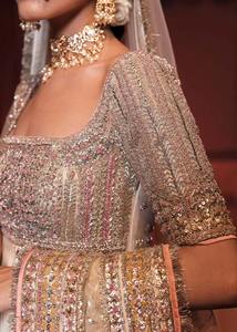 Robe de mariée pakistanaise haut de gamme, couleur rose poudré lavande, style sculptural, Lehnga Choli avec épaulettes structurées et rembourrées - Product Image 4