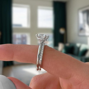 Anillo de Compromiso de Oro de 14K con Diamante Cultivado en Laboratorio, Halo Oculto Redondo, Banda de Moissanita - Product Image 2