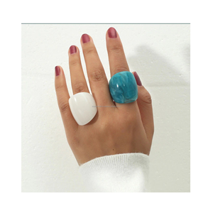 Anillo de Resina Artesanal, Color Personalizado, Sin Plomo, Diseño Moderno para Bodas, Compromisos y Fiestas, Accesorio de Joyería - Product Image 2